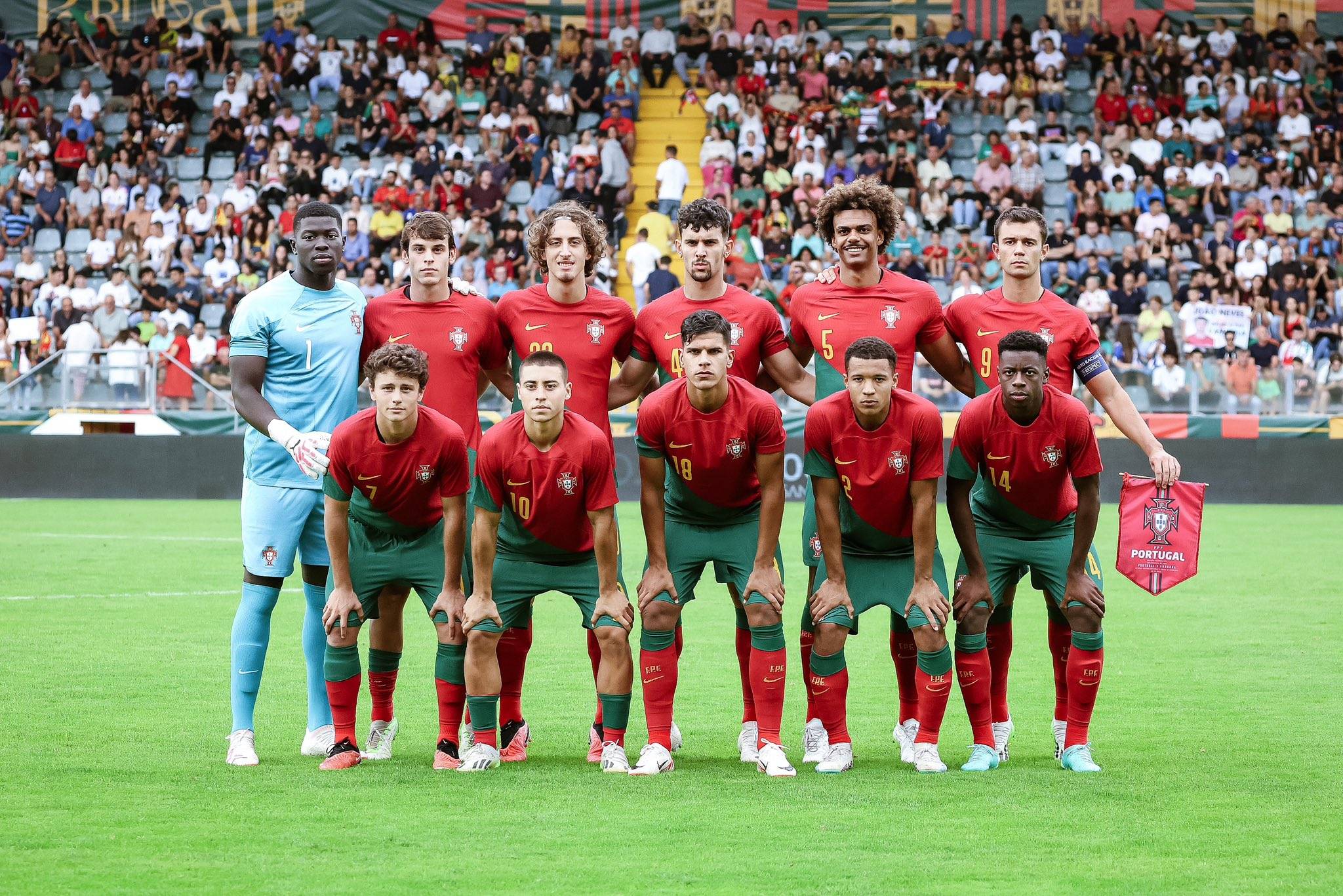 青年队员完成技战术准备战胜欧冠