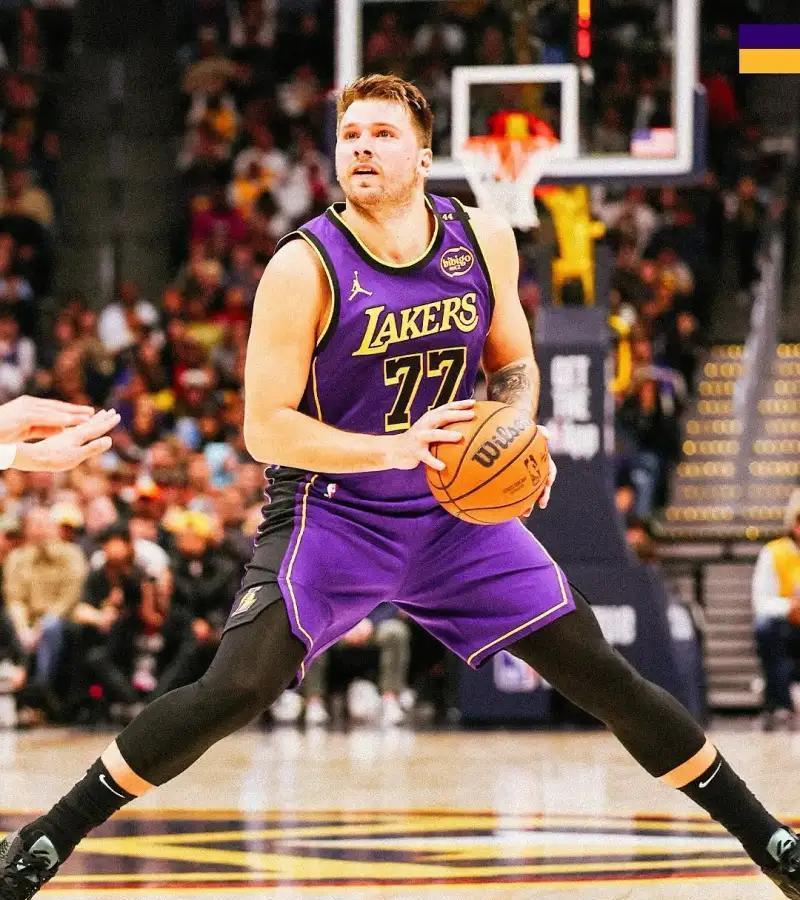 乐鱼体育培训-湖人客场击败掘金，继续取得胜利