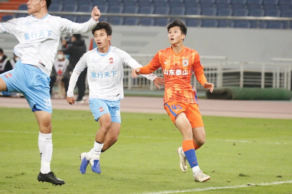 兰斯队球员破门得分，领先对手一步