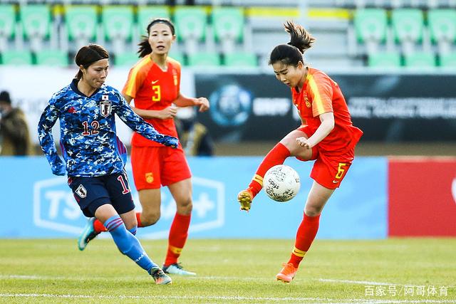 包含亚洲杯女足赛场上激烈角逐，球员发挥出色的词条