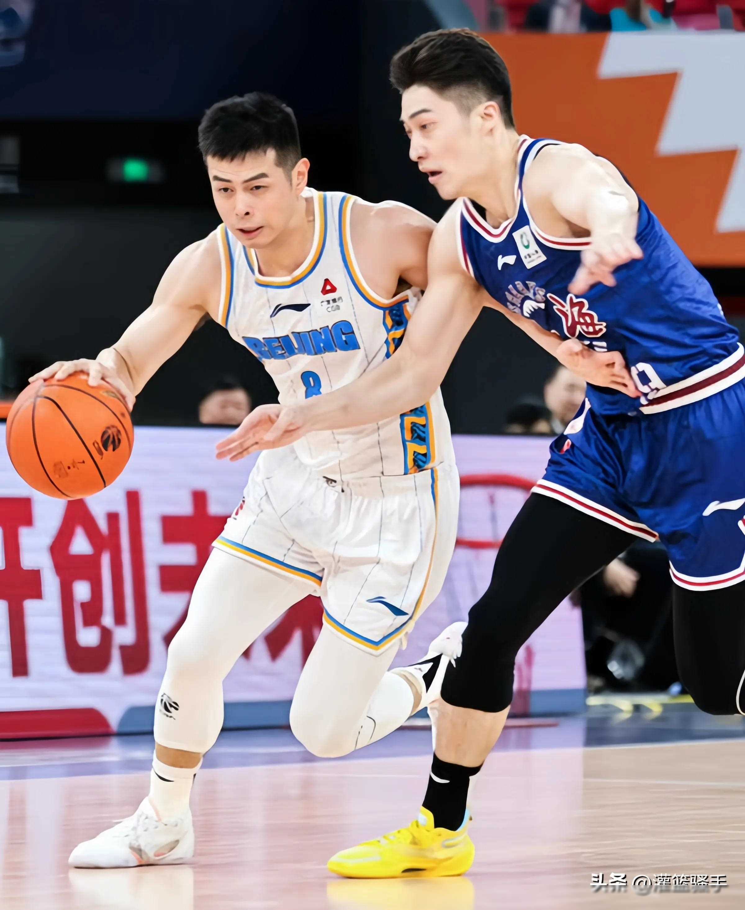 队员飒爽英姿，篮球比赛帅气亮相