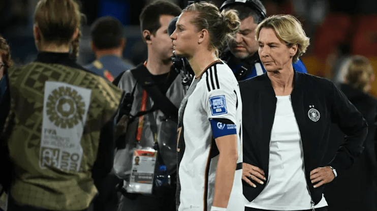 关于德国女足全胜晋级八强，男足再度失利的信息