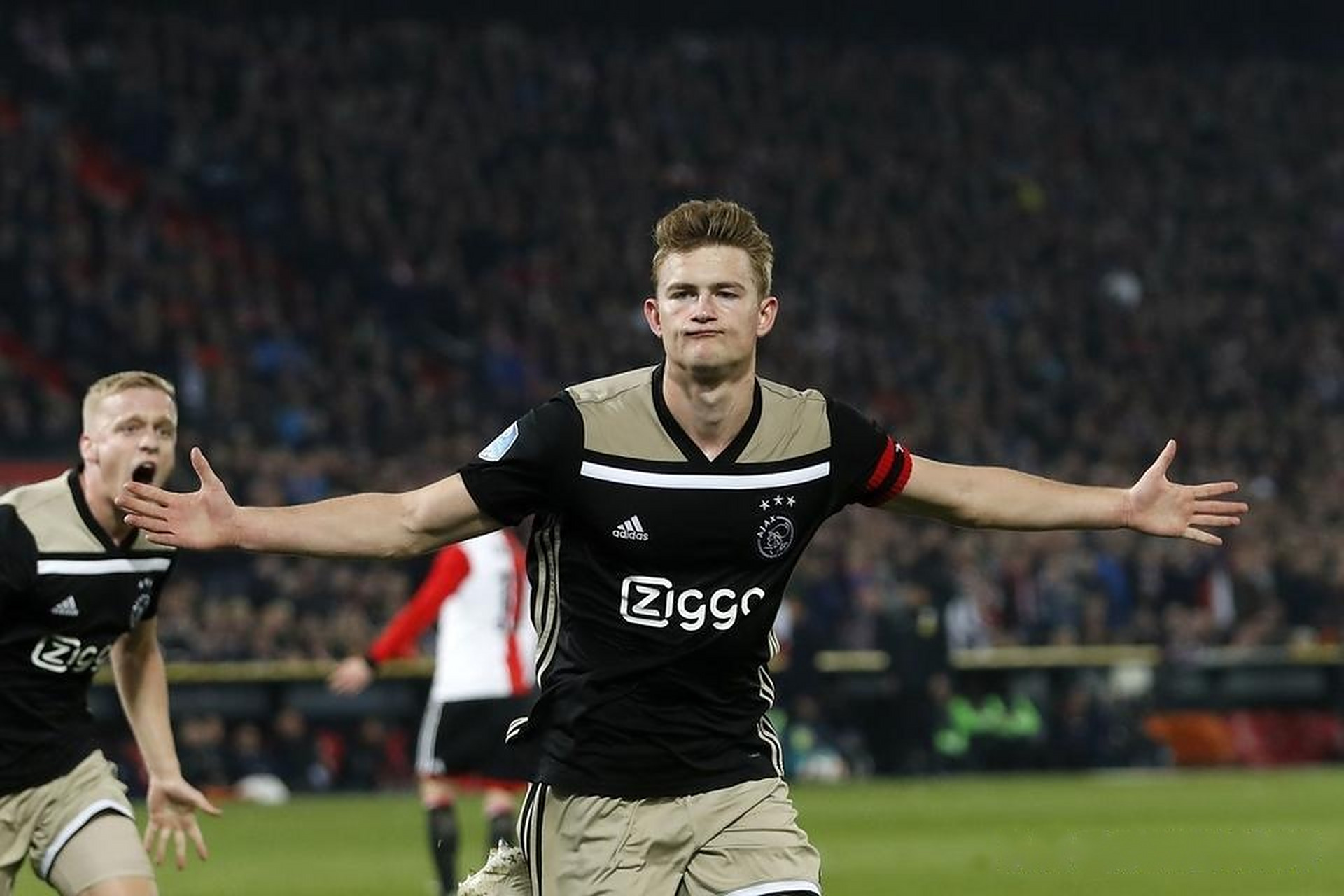 乐鱼体育娱乐-阿贾克斯中场迎来复出，意甲球队头疼不已的简单介绍