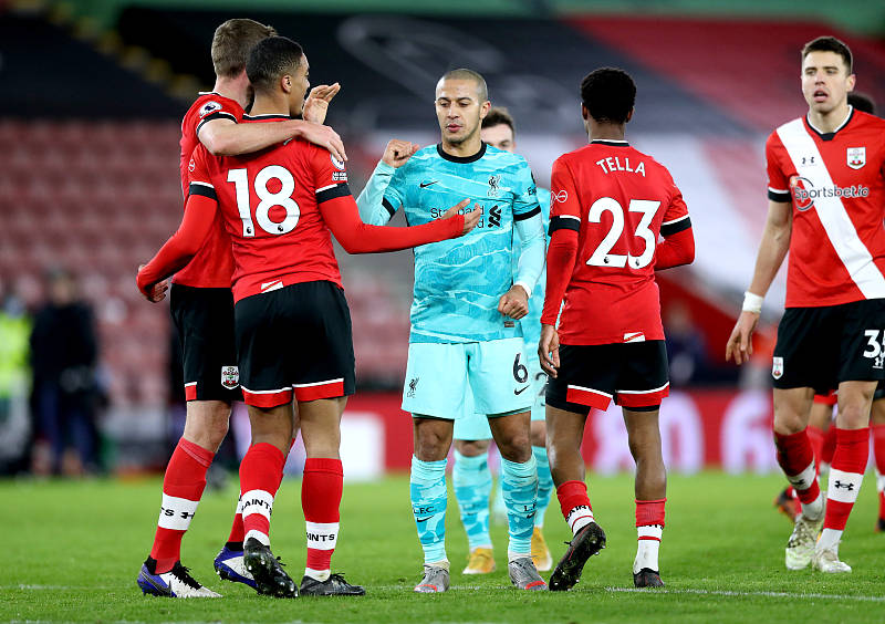 汉诺威遭遇惨败，球队陷入低迷期