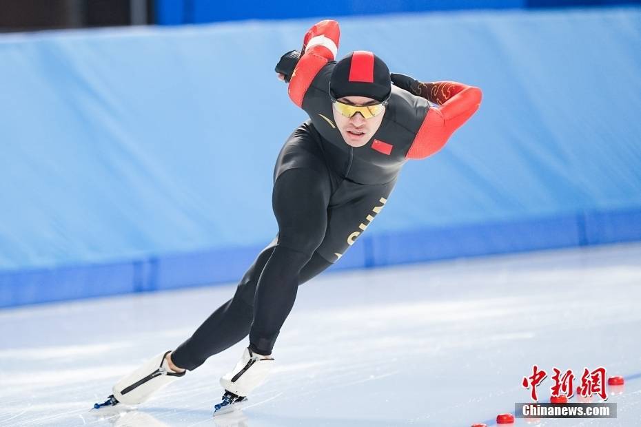 乐鱼体育平台-速度滑冰选手创造新纪录，力压对手获胜